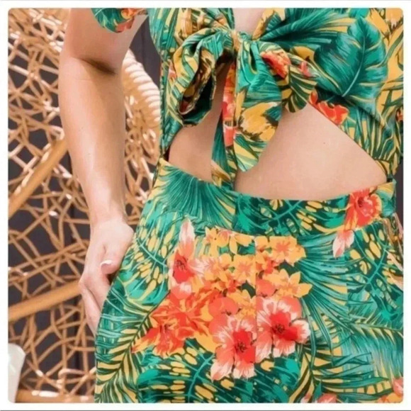 BNWT Tie-Front Tropical Jumpsuit - Picture 4 of 4